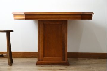中古　横浜クラシック家具　ダニエル(daniel)　収納棚付き!　クラシカルな佇まいが魅力的な低めサイズのダイニングテーブル(4人掛けダイニングテーブル、収納棚、戸棚)(定価約40万円)(R-080375)
