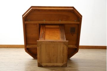 中古　横浜クラシック家具　ダニエル(daniel)　収納棚付き!　クラシカルな佇まいが魅力的な低めサイズのダイニングテーブル(4人掛けダイニングテーブル、収納棚、戸棚)(定価約40万円)(R-080375)