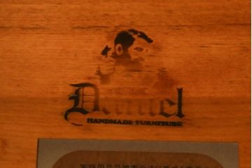 中古　横浜クラシック家具　ダニエル(daniel)　収納棚付き!　クラシカルな佇まいが魅力的な低めサイズのダイニングテーブル(4人掛けダイニングテーブル、収納棚、戸棚)(定価約40万円)(R-080375)