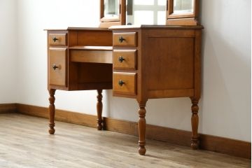 中古　希少な廃盤品!!　横浜ダニエル(daniel)　気品漂う洗練されたデザインが魅力的!! 珍しい三面鏡付きドレッサー(鏡台、化粧台、ミラー)(定価約85万円)(R-080376)