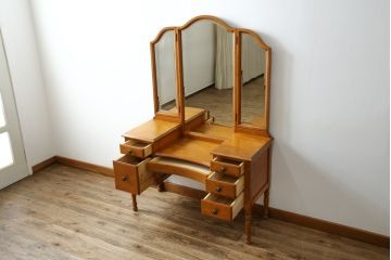 中古　希少な廃盤品!!　横浜ダニエル(daniel)　気品漂う洗練されたデザインが魅力的!! 珍しい三面鏡付きドレッサー(鏡台、化粧台、ミラー)(定価約85万円)(R-080376)