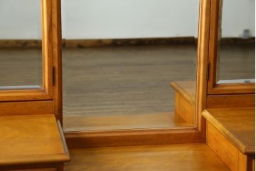 中古　希少な廃盤品!!　横浜ダニエル(daniel)　気品漂う洗練されたデザインが魅力的!! 珍しい三面鏡付きドレッサー(鏡台、化粧台、ミラー)(定価約85万円)(R-080376)