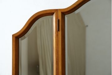 中古　希少な廃盤品!!　横浜ダニエル(daniel)　気品漂う洗練されたデザインが魅力的!! 珍しい三面鏡付きドレッサー(鏡台、化粧台、ミラー)(定価約85万円)(R-080376)