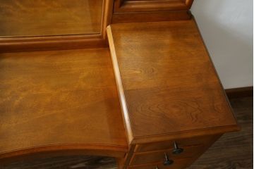中古　希少な廃盤品!!　横浜ダニエル(daniel)　気品漂う洗練されたデザインが魅力的!! 珍しい三面鏡付きドレッサー(鏡台、化粧台、ミラー)(定価約85万円)(R-080376)
