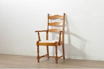 中古　横浜クラシック家具　ダニエル(daniel)　A-549　凝った脚のデザインが魅力的なラダーバックアームチェア(ダイニングチェア、チェア、椅子、イス)(定価約18万円)(R-80377)