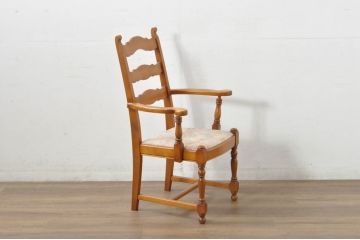 中古　横浜クラシック家具　ダニエル(daniel)　A-549　凝った脚のデザインが魅力的なラダーバックアームチェア(ダイニングチェア、チェア、椅子、イス)(定価約18万円)(R-80377)