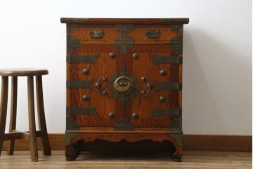 中古　美品　李朝　作りの良い真鍮(しんちゅう)金具が魅力的なキャビネット(サイドキャビネット、サイドテーブル、箪笥、収納棚、戸棚)(R-080379)
