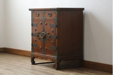中古　美品　李朝　作りの良い真鍮(しんちゅう)金具が魅力的なキャビネット(サイドキャビネット、サイドテーブル、箪笥、収納棚、戸棚)(R-080379)