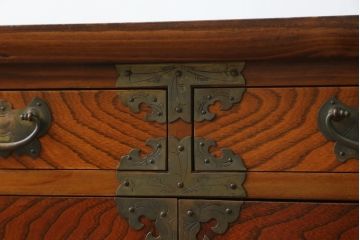 中古　美品　李朝　作りの良い真鍮(しんちゅう)金具が魅力的なキャビネット(サイドキャビネット、サイドテーブル、箪笥、収納棚、戸棚)(R-080379)