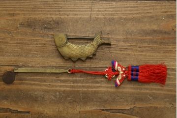 中古　美品　李朝　作りの良い真鍮(しんちゅう)金具が魅力的なキャビネット(サイドキャビネット、サイドテーブル、箪笥、収納棚、戸棚)(R-080379)