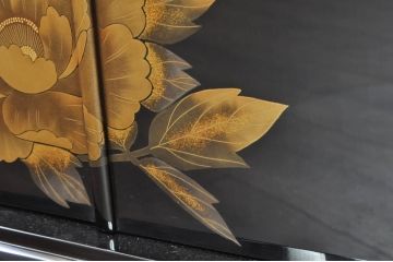 中古　美品!!　輪島塗り　蒔絵入りの小振りな飾り棚(違い棚、収納棚、戸棚)(定価約220万円)(R-080381)