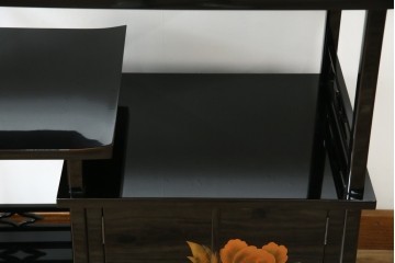 中古　美品!!　輪島塗り　蒔絵入りの小振りな飾り棚　定価約220万円相当　(R-080381)