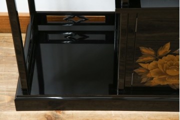 中古　美品!!　輪島塗り　蒔絵入りの小振りな飾り棚　定価約220万円相当　(R-080381)