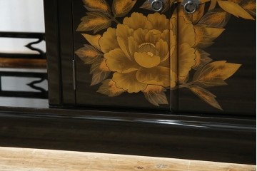 中古　美品!!　輪島塗り　蒔絵入りの小振りな飾り棚　定価約220万円相当　(R-080381)