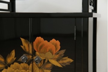 中古　美品!!　輪島塗り　蒔絵入りの小振りな飾り棚　定価約220万円相当　(R-080381)