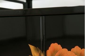 中古　美品!!　輪島塗り　蒔絵入りの小振りな飾り棚　定価約220万円相当　(R-080381)