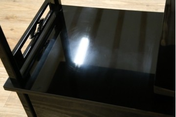 中古　美品!!　輪島塗り　蒔絵入りの小振りな飾り棚　定価約220万円相当　(R-080381)