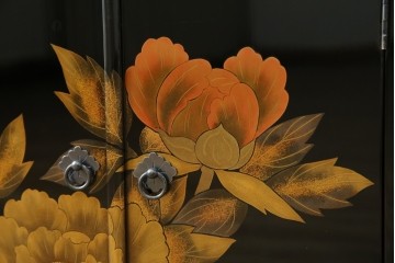 中古　美品!!　輪島塗り　蒔絵入りの小振りな飾り棚　定価約220万円相当　(R-080381)