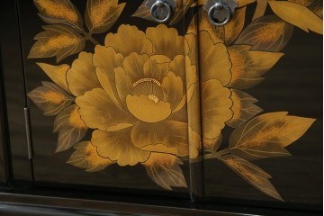 中古　美品!!　輪島塗り　蒔絵入りの小振りな飾り棚　定価約220万円相当　(R-080381)