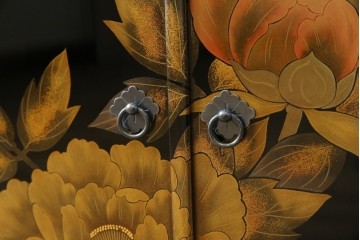 中古　美品!!　輪島塗り　蒔絵入りの小振りな飾り棚　定価約220万円相当　(R-080381)