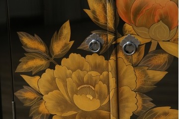 中古　美品!!　輪島塗り　蒔絵入りの小振りな飾り棚　定価約220万円相当　(R-080381)