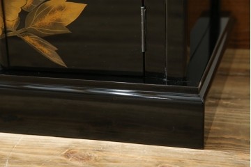 中古　美品!!　輪島塗り　蒔絵入りの小振りな飾り棚　定価約220万円相当　(R-080381)