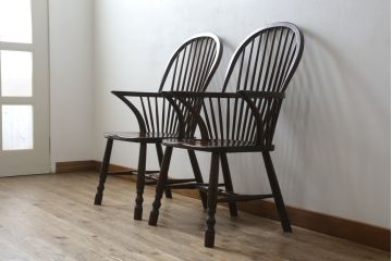 中古　美品　松本民芸家具　509C型　美しいシルエットが目を引くウィンザーチェア2脚セット(アームチェア、板座チェア、椅子、イス、バラ売り可能)(定価2脚で約34万円)(R-080386)