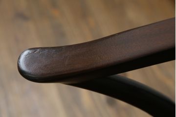 中古　美品　松本民芸家具　509C型　美しいシルエットが目を引くウィンザーチェア2脚セット(アームチェア、板座チェア、椅子、イス、バラ売り可能)(定価2脚で約34万円)(R-080386)