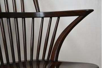 中古　美品　松本民芸家具　509C型　美しいシルエットが目を引くウィンザーチェア2脚セット(アームチェア、板座チェア、椅子、イス、バラ売り可能)(定価2脚で約34万円)(R-080386)