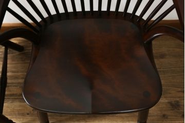 中古　美品　松本民芸家具　509C型　美しいシルエットが目を引くウィンザーチェア2脚セット(アームチェア、板座チェア、椅子、イス、バラ売り可能)(定価2脚で約34万円)(R-080386)