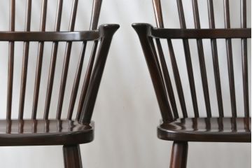 中古　美品　松本民芸家具　509C型　美しいシルエットが目を引くウィンザーチェア2脚セット(アームチェア、板座チェア、椅子、イス、バラ売り可能)(定価2脚で約34万円)(R-080386)