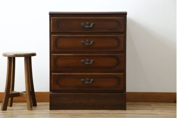 中古　美品　カリモク家具(karimoku)　COLONIAL(コロニアル)シリーズ　QC1904　カントリースタイルのお部屋作りにおすすめのおしゃれなチェスト(サイドチェスト、引き出し)(R-080389)
