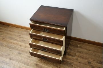 中古　美品　カリモク家具(karimoku)　COLONIAL(コロニアル)シリーズ　QC1904　カントリースタイルのお部屋作りにおすすめのおしゃれなチェスト(サイドチェスト、引き出し)(R-080389)