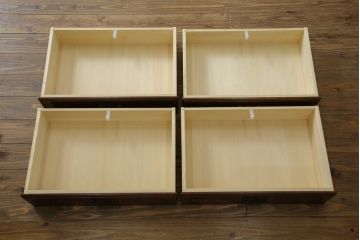 中古　美品　カリモク家具(karimoku)　COLONIAL(コロニアル)シリーズ　QC1904　カントリースタイルのお部屋作りにおすすめのおしゃれなチェスト(サイドチェスト、引き出し)(R-080389)