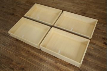 中古　美品　カリモク家具(karimoku)　COLONIAL(コロニアル)シリーズ　QC1904　カントリースタイルのお部屋作りにおすすめのおしゃれなチェスト(サイドチェスト、引き出し)(R-080389)