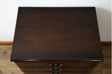 中古　美品　カリモク家具(karimoku)　COLONIAL(コロニアル)シリーズ　QC1904　カントリースタイルのお部屋作りにおすすめのおしゃれなチェスト(サイドチェスト、引き出し)(R-080389)