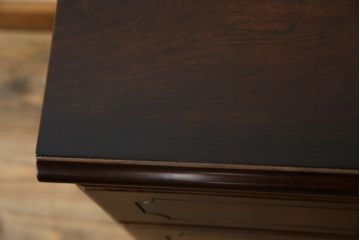 中古　美品　カリモク家具(karimoku)　COLONIAL(コロニアル)シリーズ　QC1904　カントリースタイルのお部屋作りにおすすめのおしゃれなチェスト(サイドチェスト、引き出し)(R-080389)