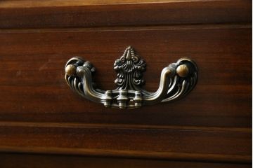 中古　美品　カリモク家具(karimoku)　COLONIAL(コロニアル)シリーズ　QC1904　カントリースタイルのお部屋作りにおすすめのおしゃれなチェスト(サイドチェスト、引き出し)(R-080389)