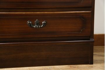 中古　美品　カリモク家具(karimoku)　COLONIAL(コロニアル)シリーズ　QC1904　カントリースタイルのお部屋作りにおすすめのおしゃれなチェスト(サイドチェスト、引き出し)(R-080389)