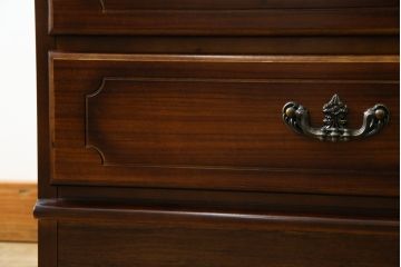 中古　美品　カリモク家具(karimoku)　COLONIAL(コロニアル)シリーズ　QC1904　カントリースタイルのお部屋作りにおすすめのおしゃれなチェスト(サイドチェスト、引き出し)(R-080389)