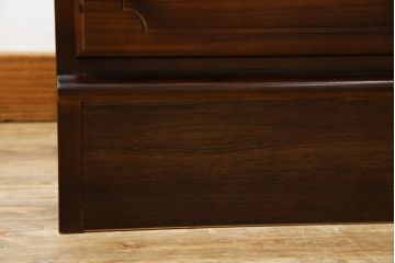 中古　美品　カリモク家具(karimoku)　COLONIAL(コロニアル)シリーズ　QC1904　カントリースタイルのお部屋作りにおすすめのおしゃれなチェスト(サイドチェスト、引き出し)(R-080389)