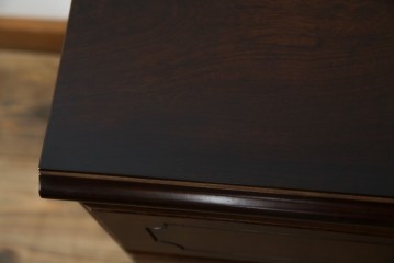 中古　美品　カリモク家具(karimoku)　COLONIAL(コロニアル)シリーズ　QC1904　カントリースタイルのお部屋作りにおすすめのおしゃれなチェスト(サイドチェスト、引き出し)(R-080389)