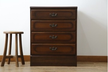 中古　美品　カリモク家具(karimoku)　COLONIAL(コロニアル)シリーズ　QC1904　カントリースタイルのお部屋作りにおすすめのおしゃれなチェスト(サイドチェスト、引き出し)(R-080389)