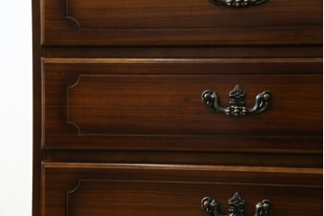 中古　美品　カリモク家具(karimoku)　COLONIAL(コロニアル)シリーズ　QC1904　カントリースタイルのお部屋作りにおすすめのおしゃれなチェスト(サイドチェスト、引き出し)(R-080389)