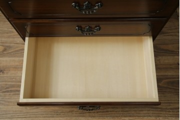 中古　美品　カリモク家具(karimoku)　COLONIAL(コロニアル)シリーズ　QC1904　カントリースタイルのお部屋作りにおすすめのおしゃれなチェスト(サイドチェスト、引き出し)(R-080389)