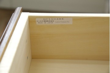 中古　美品　カリモク家具(karimoku)　COLONIAL(コロニアル)シリーズ　QC1904　カントリースタイルのお部屋作りにおすすめのおしゃれなチェスト(サイドチェスト、引き出し)(R-080389)