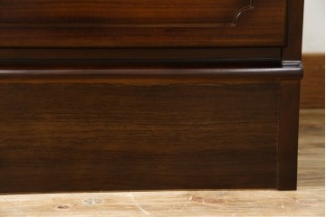 中古　美品　カリモク家具(karimoku)　COLONIAL(コロニアル)シリーズ　QC1904　カントリースタイルのお部屋作りにおすすめのおしゃれなチェスト(サイドチェスト、引き出し)(R-080389)