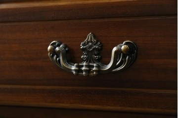 中古　美品　カリモク家具(karimoku)　COLONIAL(コロニアル)シリーズ　QC1904　カントリースタイルのお部屋作りにおすすめのおしゃれなチェスト(サイドチェスト、引き出し)(R-080389)