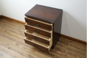 中古　美品　カリモク家具(karimoku)　COLONIAL(コロニアル)シリーズ　QC1904　カントリースタイルのお部屋作りにおすすめのおしゃれなチェスト(サイドチェスト、引き出し)(R-080389)