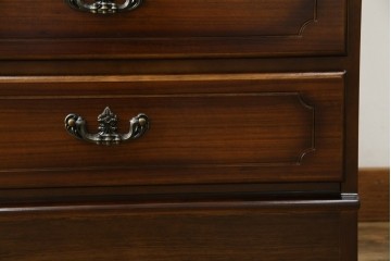 中古　美品　カリモク家具(karimoku)　COLONIAL(コロニアル)シリーズ　QC1904　カントリースタイルのお部屋作りにおすすめのおしゃれなチェスト(サイドチェスト、引き出し)(R-080389)